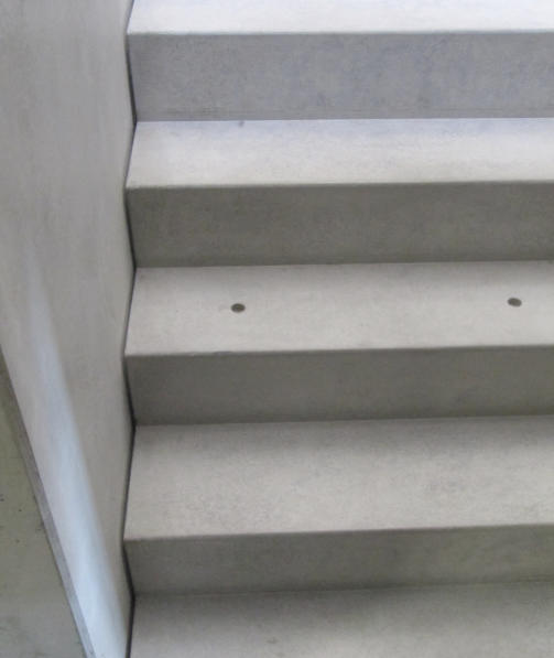 Stahltreppe mit auskragenden Stufen, Glastrennwand