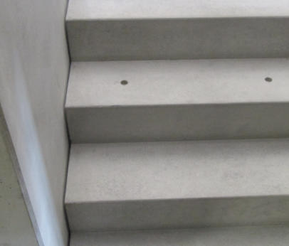 Stahltreppe mit auskragenden Stufen, Glastrennwand